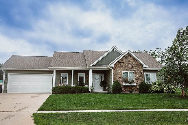 Photo of 1106 Oakwood Dr, Pella, IA