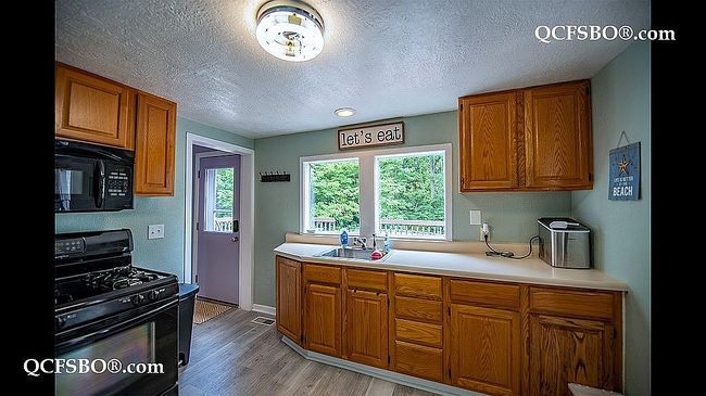 Photo of 305 S 8th St, Le Claire, IA