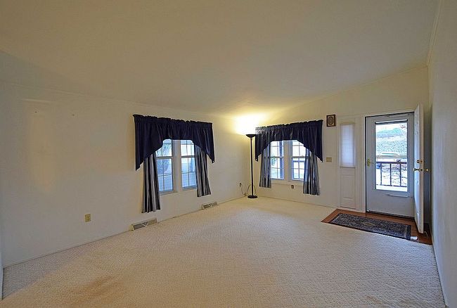 Additional photo 3 of property located at 605 Crest Ln