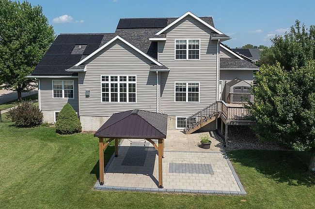 Photo of 250 N 16th Ave, Hiawatha, IA
