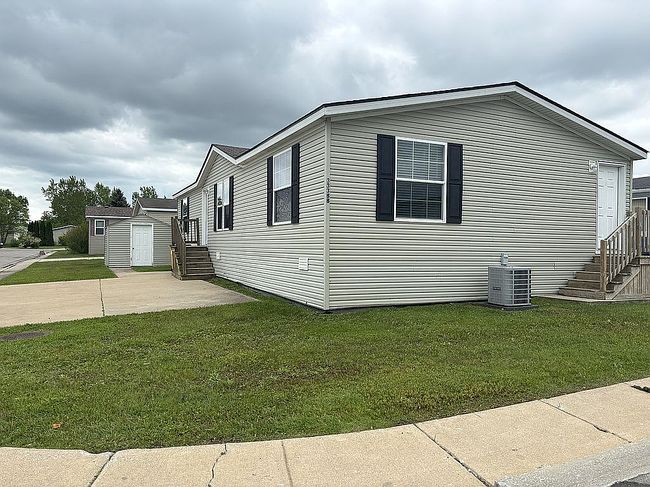 Photo of 33388 Magnolia Dr, Lenox, MI