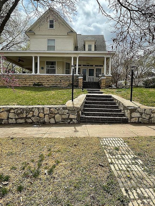 Photo of 320 W 8th St, Concordia, KS