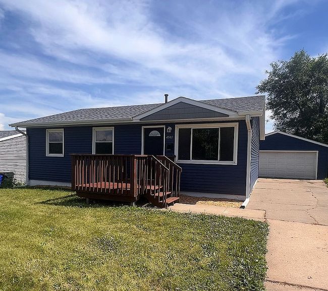 Photo of 4541 Midway Dr Nw, Cedar Rapids, IA