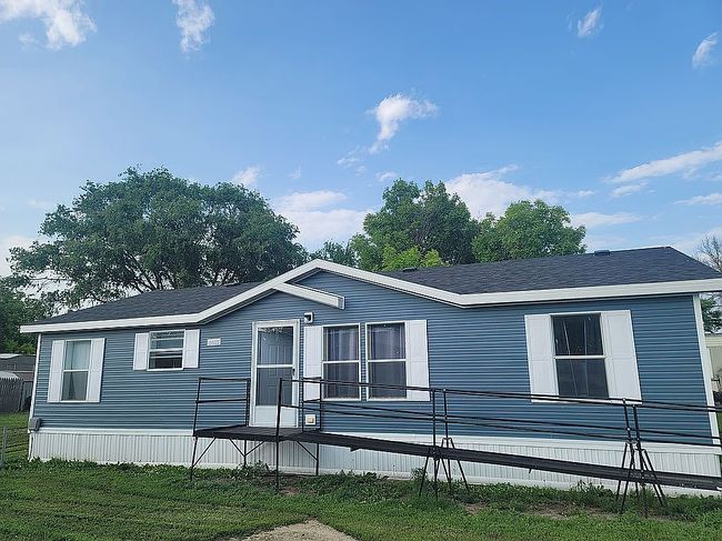 1310 Lamplighter Ln, Cozad, NE