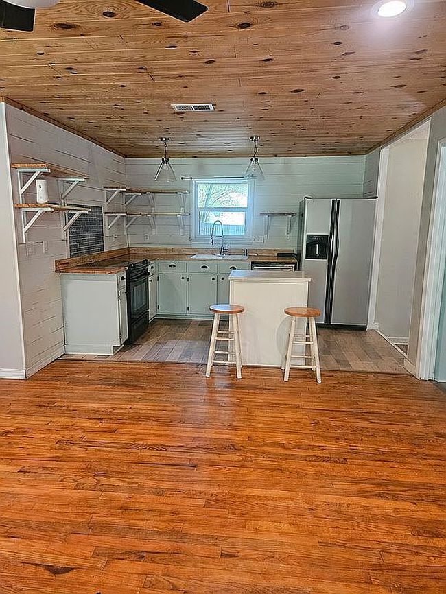Image of 556 Middle St
