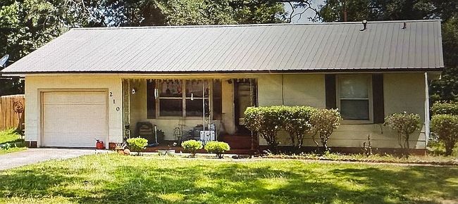 Photo of 210 W Kansas St, Van, TX