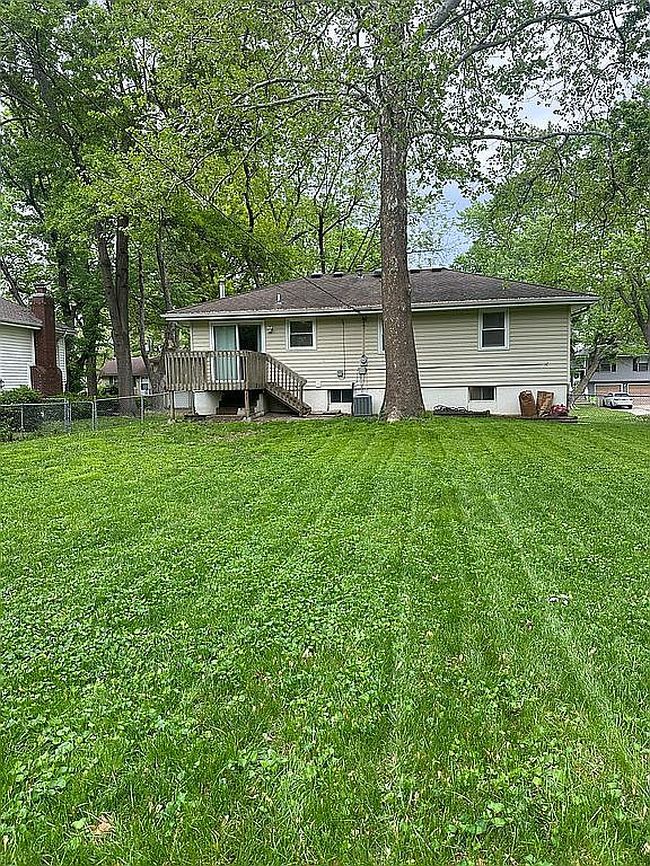 Image of 402 Se Sharon Dr