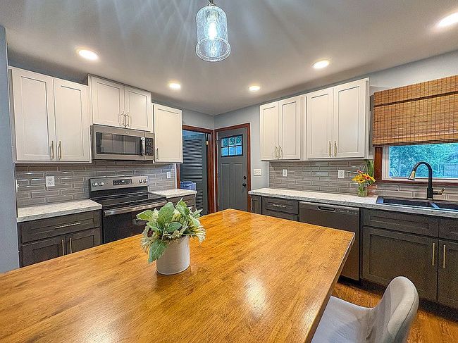 Additional photo 1 of property located at 526 S Elm St