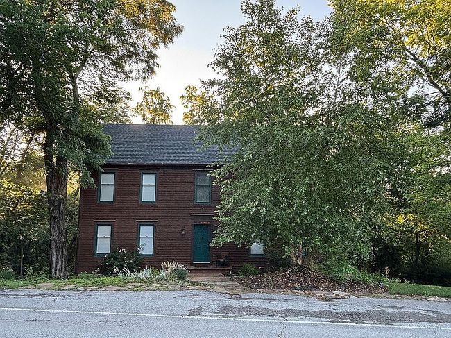 Photo of 1323 Main St, Parkville, MO