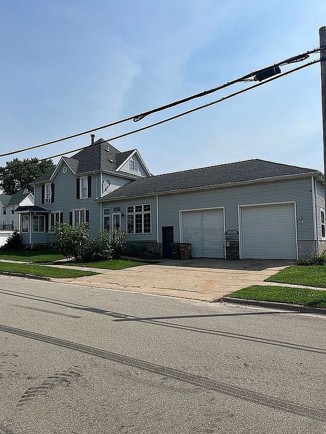 Photo of 301 2nd Ave Se, Dyersville, IA