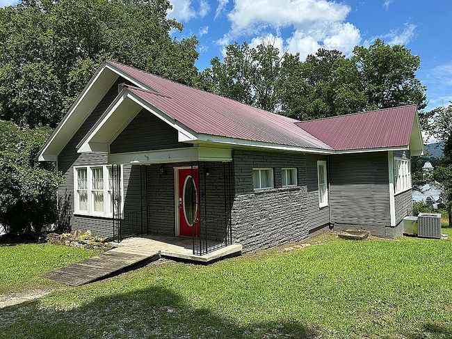 Photo of 324 S Oak St, Whitwell, TN