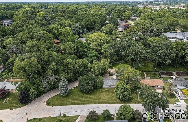 Photo of 5 Riverview Park Dr, Bettendorf, IA