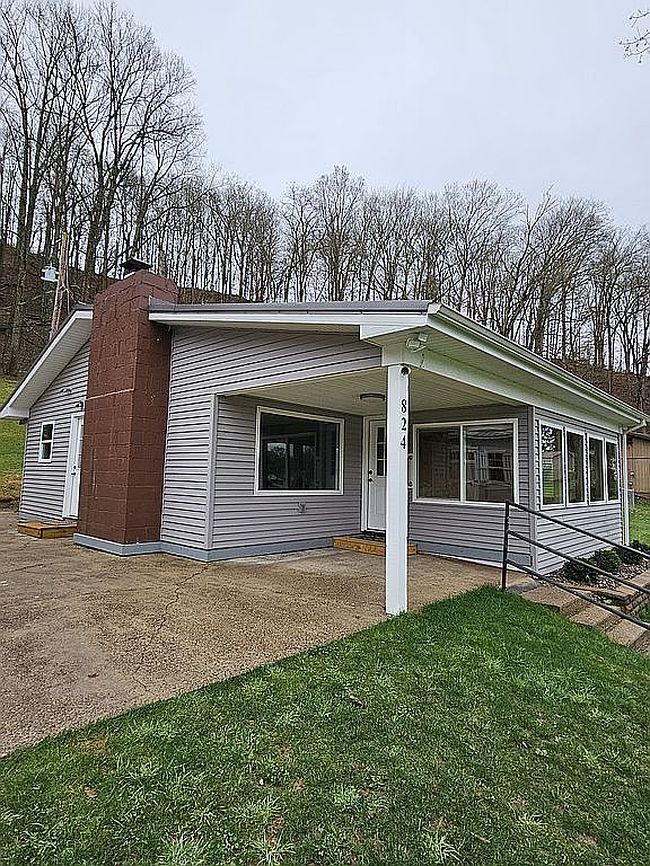 Image of 824 Crystal Lake Rd