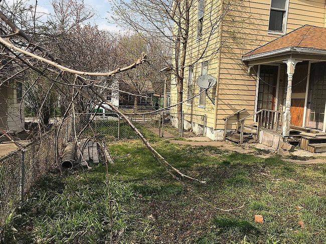 Image of 623 W 9th St