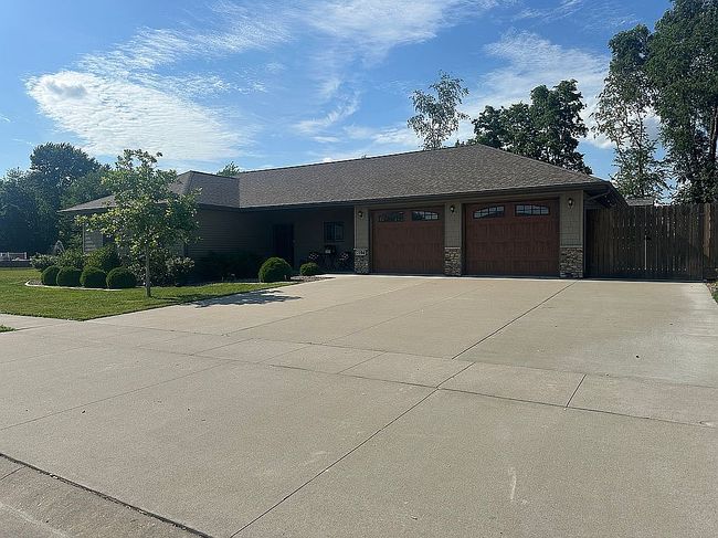 Photo of 2104 14th St, Camanche, IA