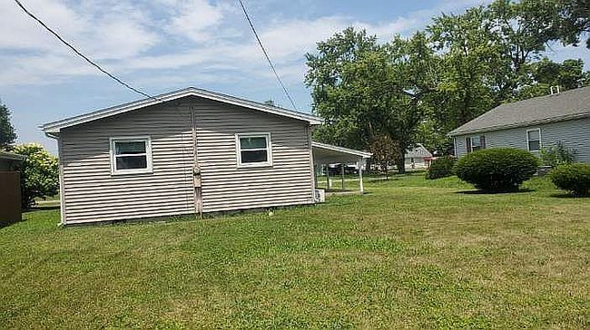 Photo of 320 Walnut Ave, Charleston, IL