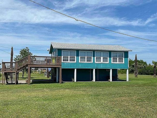 Photo of 986 S Monkhouse Dr, Crystal Beach, TX