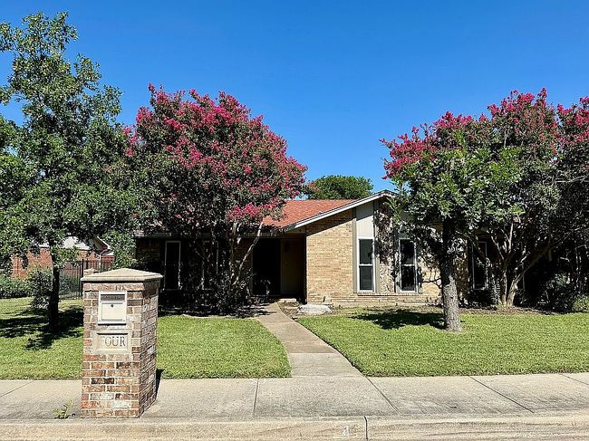 Photo of 4 Robins Nest Dr, Hickory Creek, TX
