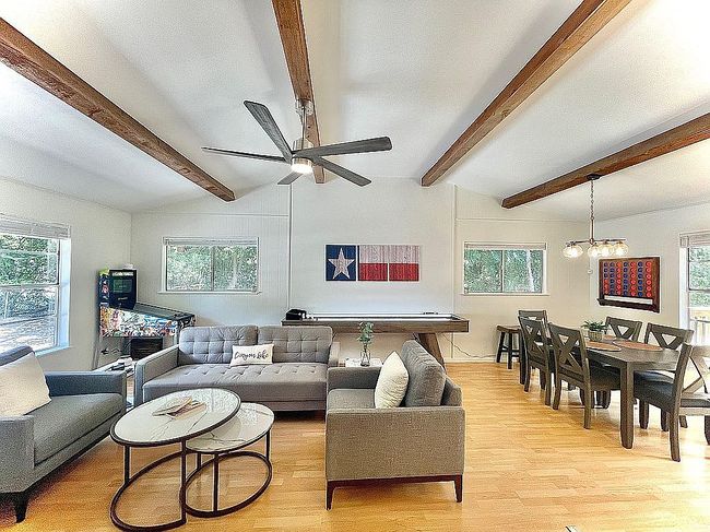 Image of 1582 Valley Dr