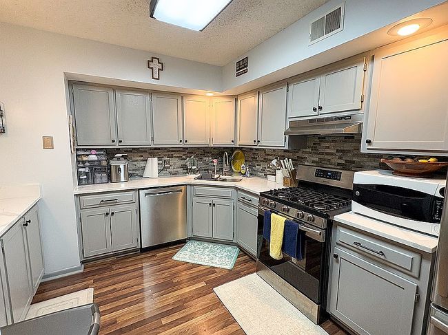 Additional photo 1 of property located at 935 E Division St Apt 2D