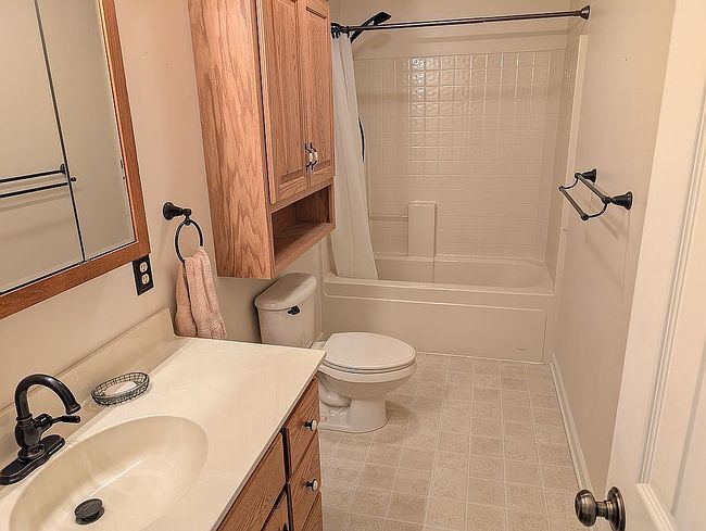 Photo of 1502 Farmington Hills Dr, Conover, NC