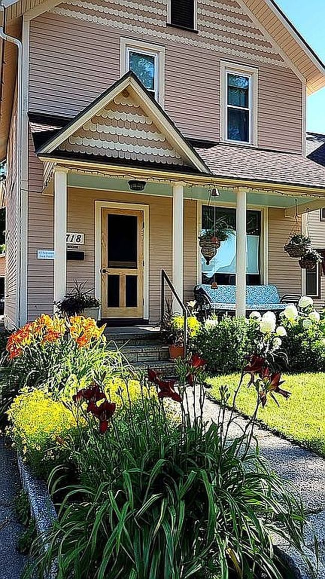 Image of 718 W 7th St