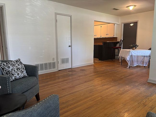 Additional photo 1 of property located at 1515 Linden Dr