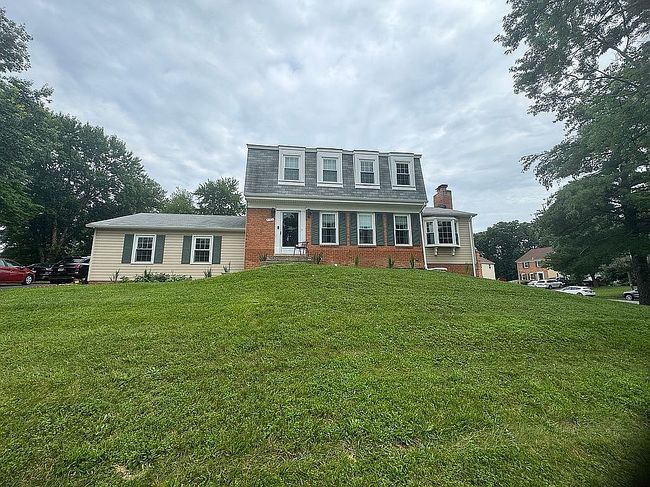 Photo of 711 Campbell Way, Herndon, VA