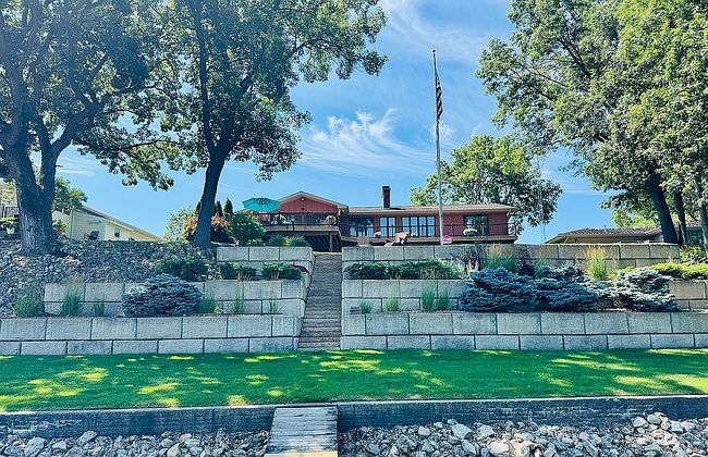 Photo of 854 Riverside Dr, Dixon, IL