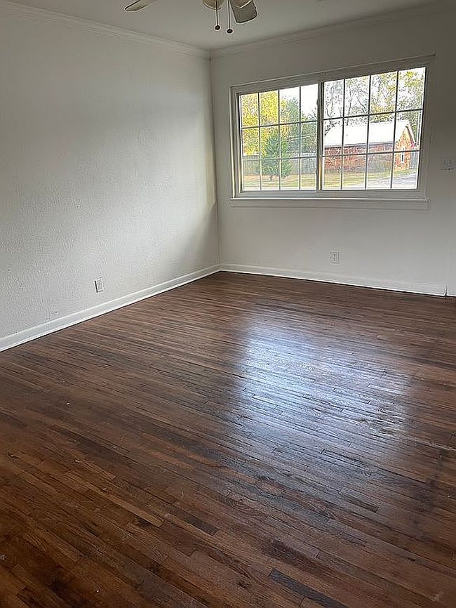 Image of 305 E Elm St S