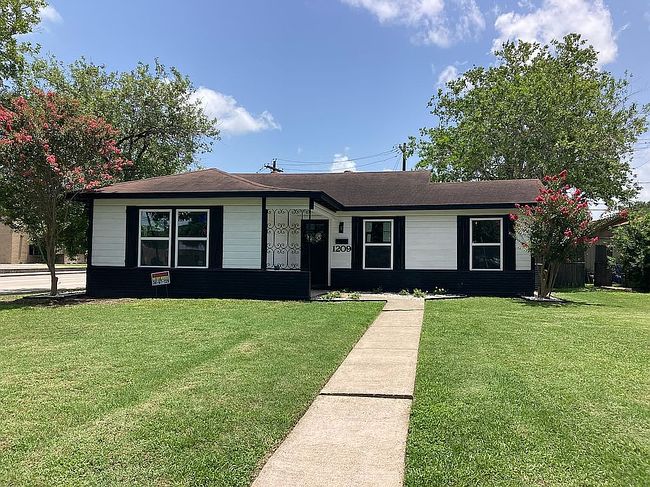 Photo of 1209 E Polk Ave, Victoria, TX