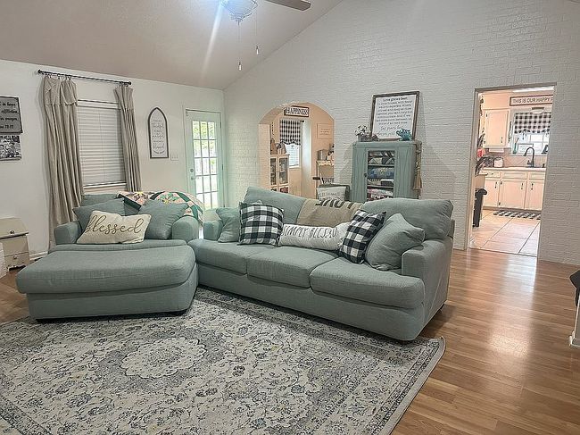 Image of 850 Whispering Oaks Dr