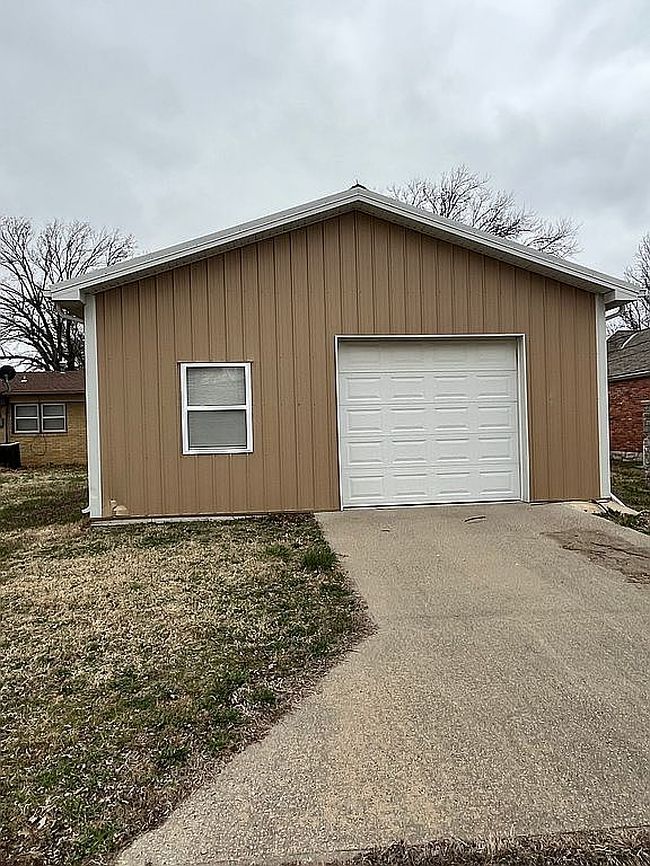 Photo of 906 S Tennessee Ave, Chanute, KS