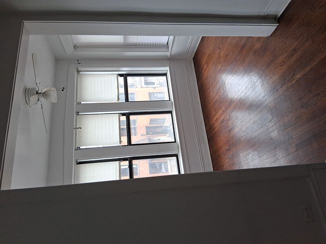 Image of 651 E 50th Pl Apt 2W
