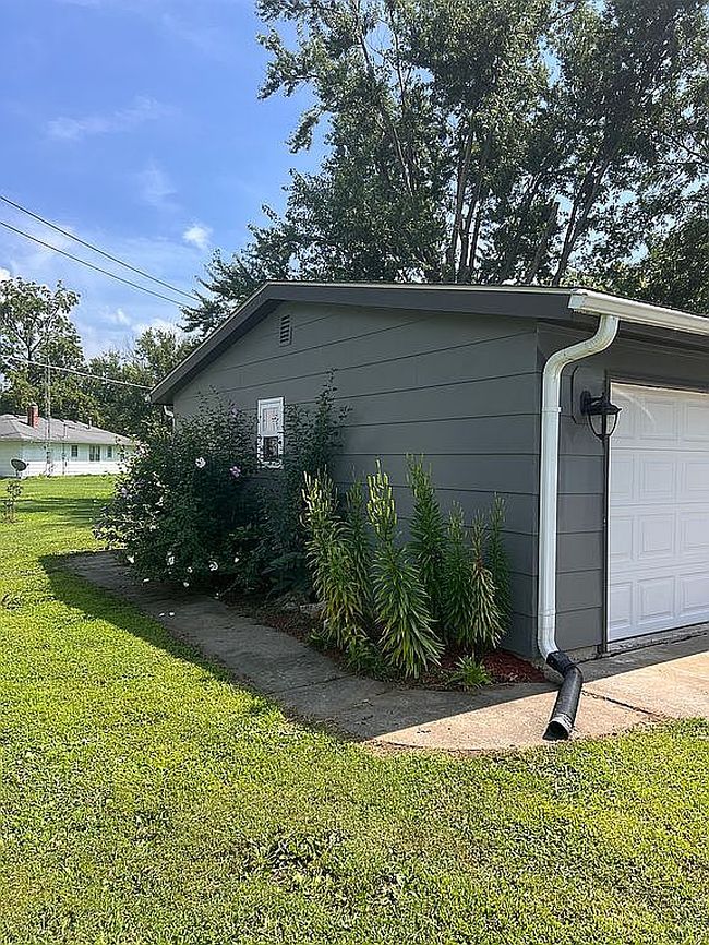 Photo of 105 Sunset Dr, Salisbury, MO
