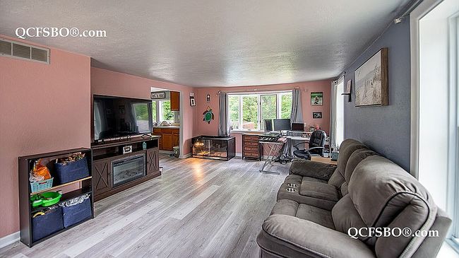 Photo of 305 S 8th St, Le Claire, IA