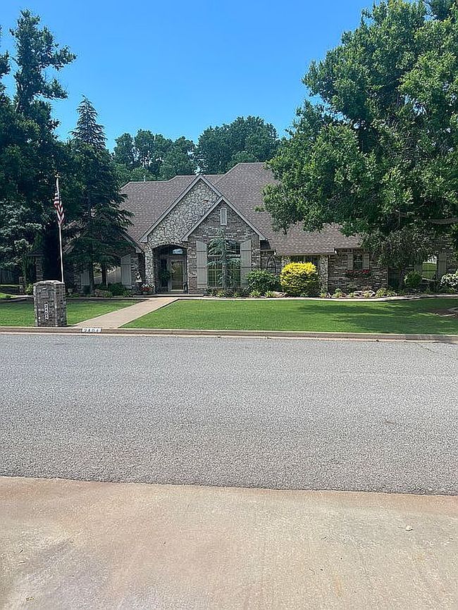 Photo of 2404 Sunup Dr, Clinton, OK