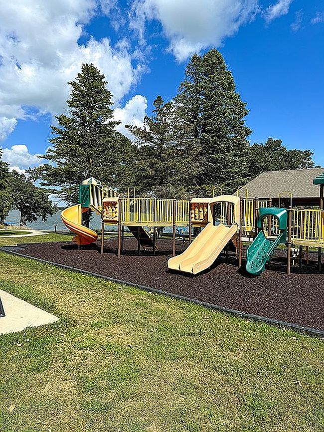 Photo of 1504 Dundee Ave, Spirit Lake, IA