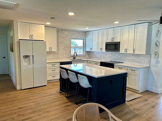 Image of 2229 Lakeview Dr