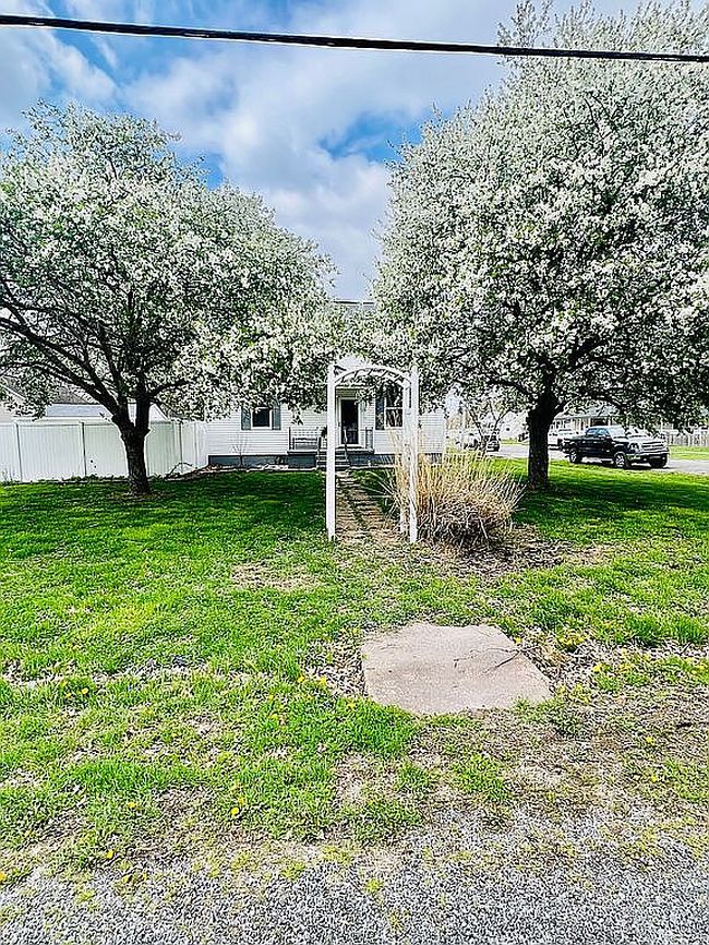 Photo of 589 N Chestnut St, Breese, IL