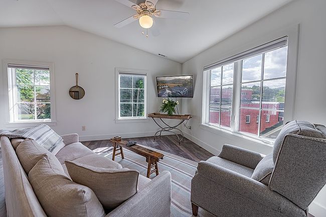 Additional photo 4 of property located at 118 Oak Crescent Cir
