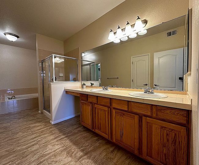 Additional photo 3 of property located at 2215 Calais Dr #G