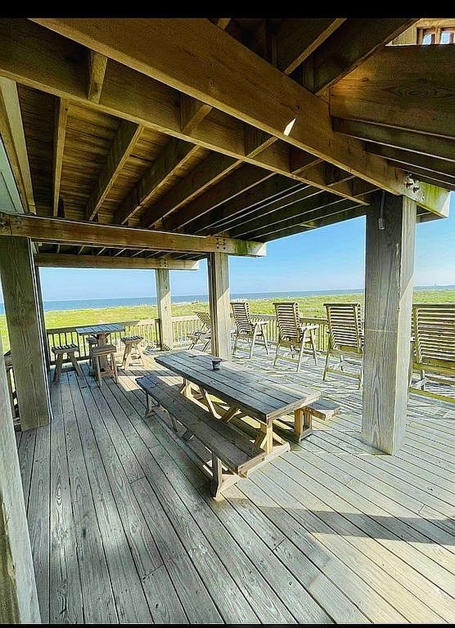 Photo of 833 S Monkhouse Dr, Crystal Beach, TX