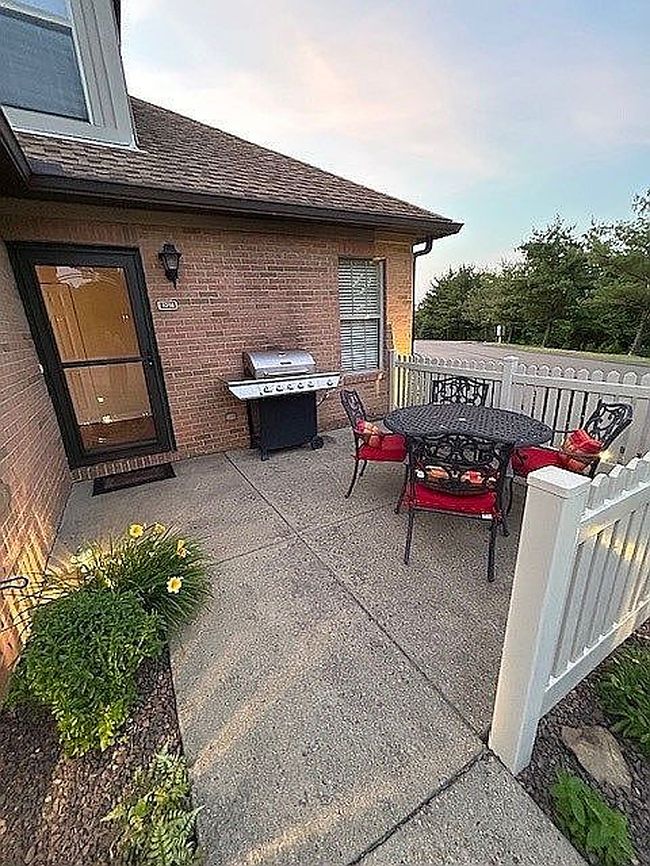 Photo of 1218 Stanford Ct, Coraopolis, PA