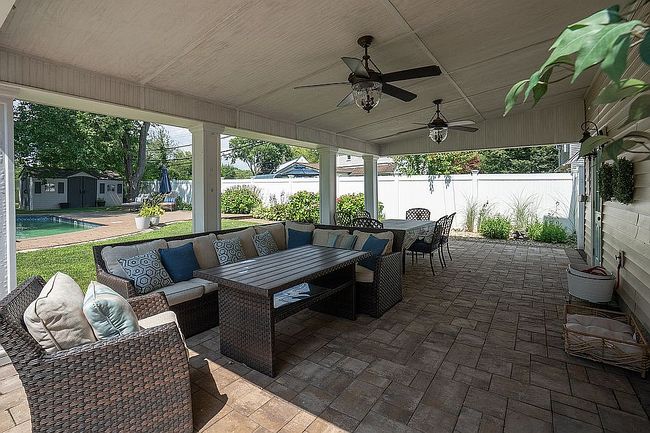 Photo of 109 Jefferson Rd, Farmingdale, NY