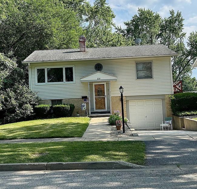 Photo of 851 Glenview Ave, Mundelein, IL