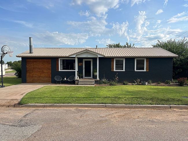 Photo of 120 Sw 8th St, Laverne, OK