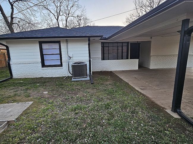 Image of 635 W Sabine St