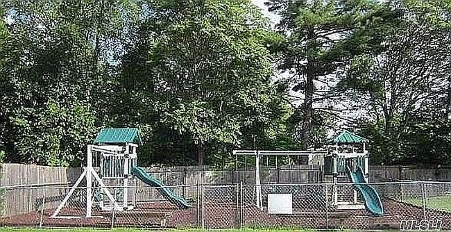 Photo of 46 Balsam Ct, Wantagh, NY