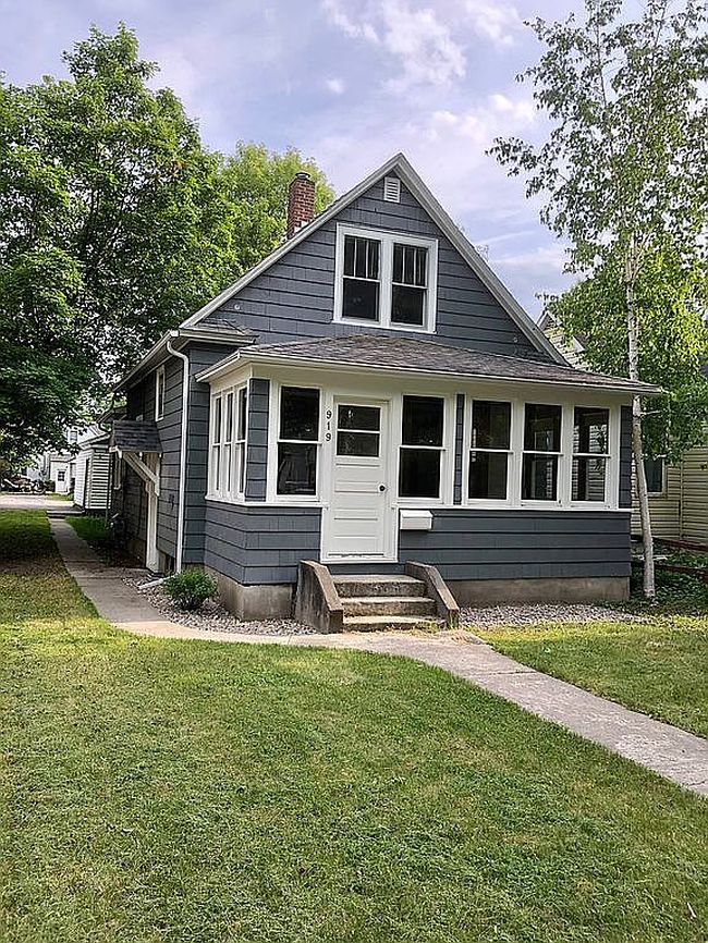 Photo of 919 6th St, International Falls, MN